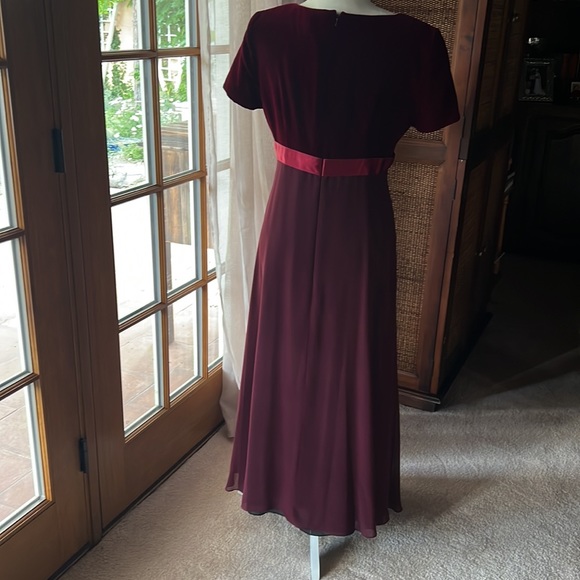 Elegant Burgundy Maxi Dress - Picture 3 of 5